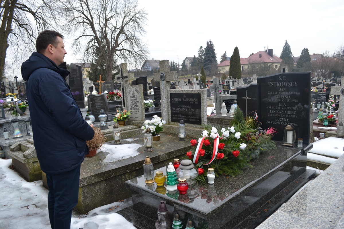 Burmistrz Tłuszcza przy grobie rodziny Estkowskich
