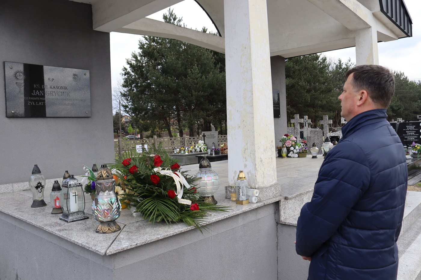 Złożenie kwiatów na grobie ks. Jana Gryciuka